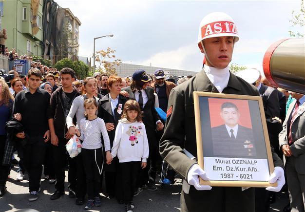 Audience protests top commander at Balyoz convict’s funeral