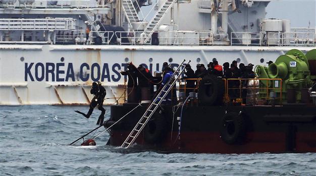 Diver dies at South Korea ferry disaster site