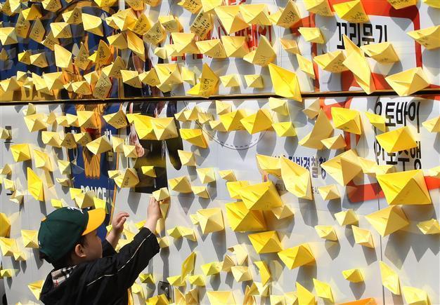 South Korea names three ferry disaster martyrs
