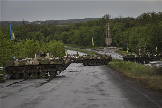Ukraine hosts roundtable talks after bloody day for military