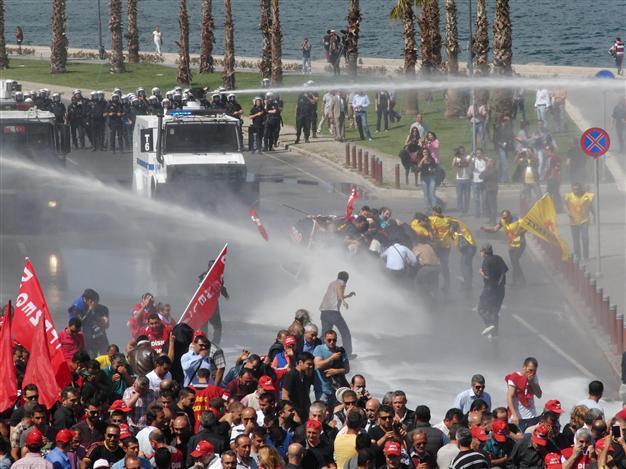İzmir police intervene as thousands protest Turkish mine blast
