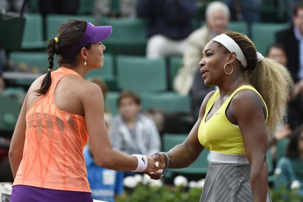 Serena crashes, Djokovic cruises at French Open