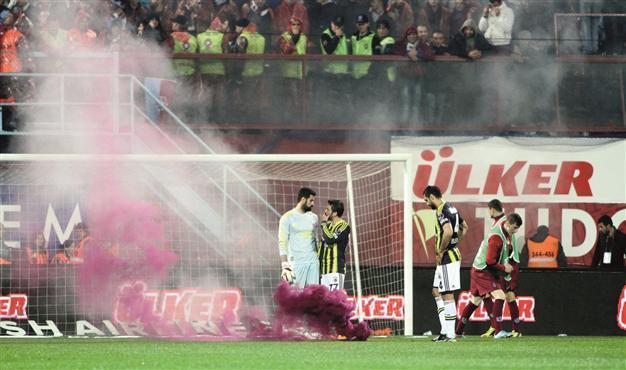 Fenerbahçe’s Kuyt lashes out at Turkey crowd trouble