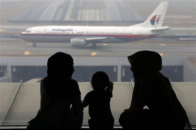 Malaysia rejects report plane flew on, Chinese photos