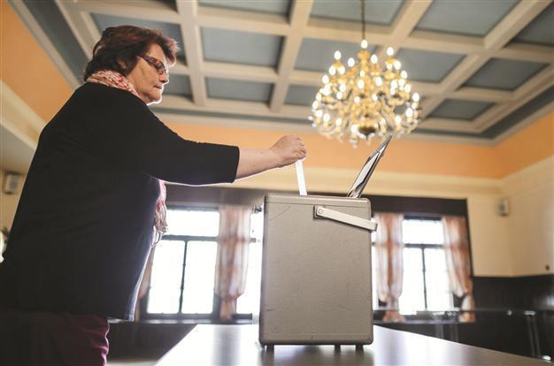Switzerland rejects minimum wage plan