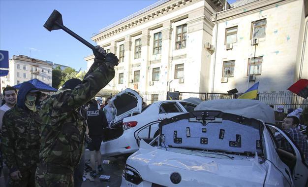 Ukrainian protesters attack Russian embassy after rebels down military plane