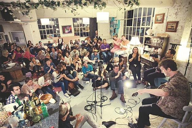 Istanbuls living rooms rocking to live music