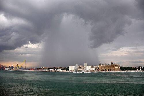 10 surreal images of Istanbul showered by rain