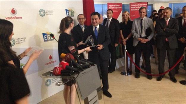 Deputy PM Babacan presents journalism award for Erdoğan leak story