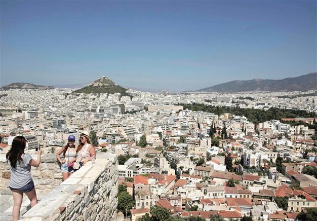 Investors pile into Greece and Portugal on recovery bet