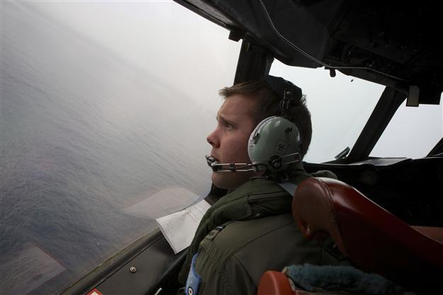Chinese protest as weather halts Malaysia jet search