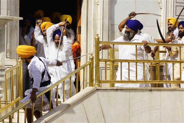 Sword fight at Indias Golden Temple on raid anniversary