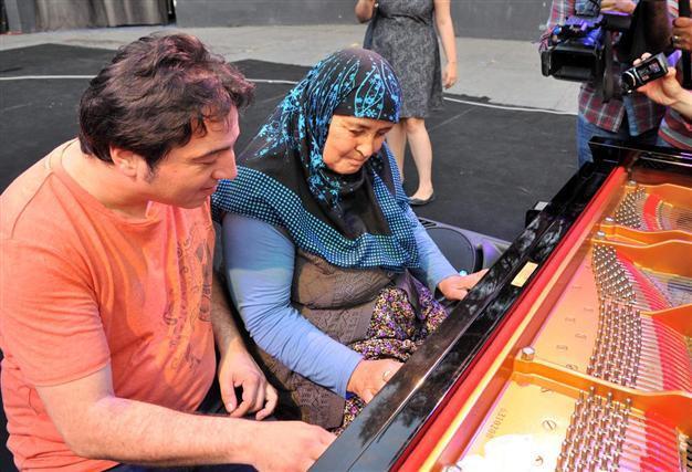 Grandmother plays piano with Turkish pianist Fazıl Say