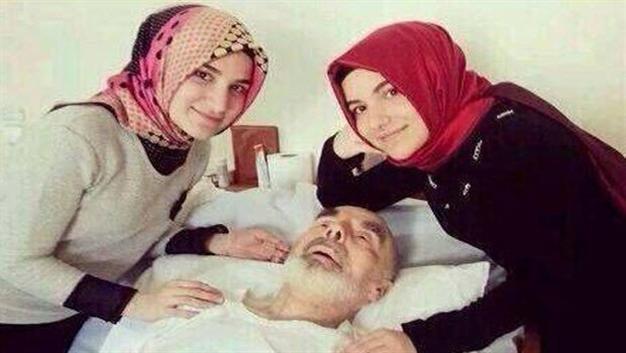Merry pose of sisters with ‘dead’ grandpa goes viral