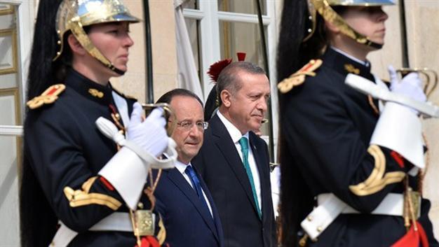 Hollande asks Turkey to prevent French citizens from joining jihadist fighters