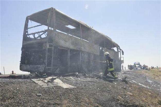 Bus goes up in flames on Diyarbakır highway, passengers saved