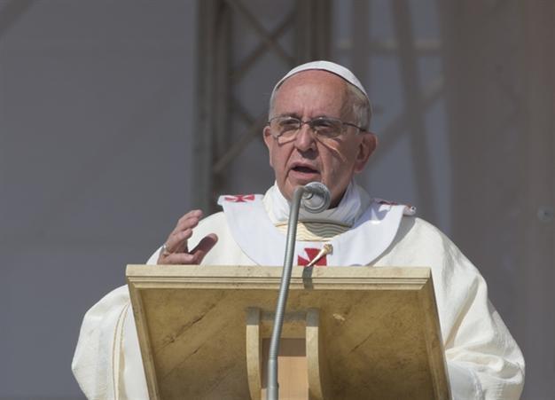 Pope lambasts mobsters, says mafiosi excommunicated