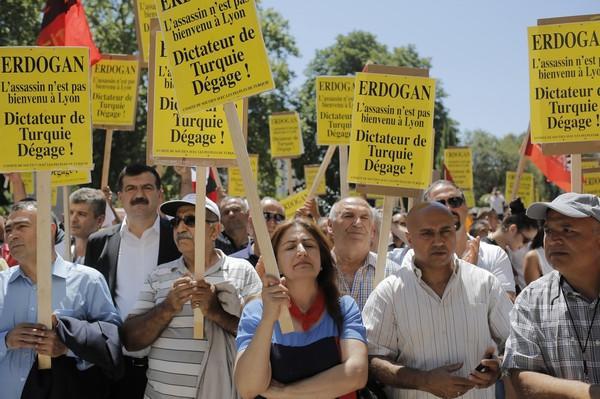 Thousands rally for Turkish PM in France, hundreds protest