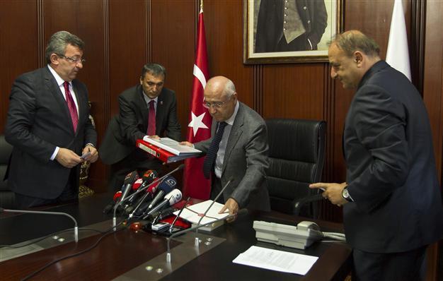 Turkeys main opposition parties formalize İhsanoğlus candidacy for presidency