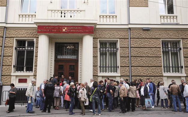 Bulgarias bank crisis eases after Europe okays credit line
