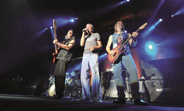 Hard-rock diplomacy in N Cyprus as Anastasiades invited to Deep Purple gig