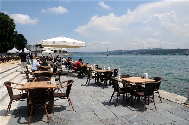 Syrian refugees in Turkey start to work in service sector