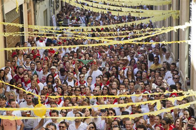 Huge crowds launch Spains Pamplona bull-run festival