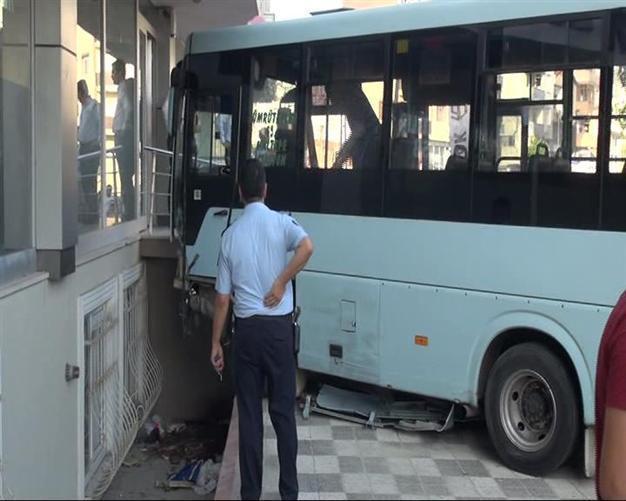 VIDEO: One killed, three injured as minibus crashes into pedestrians in Istanbul