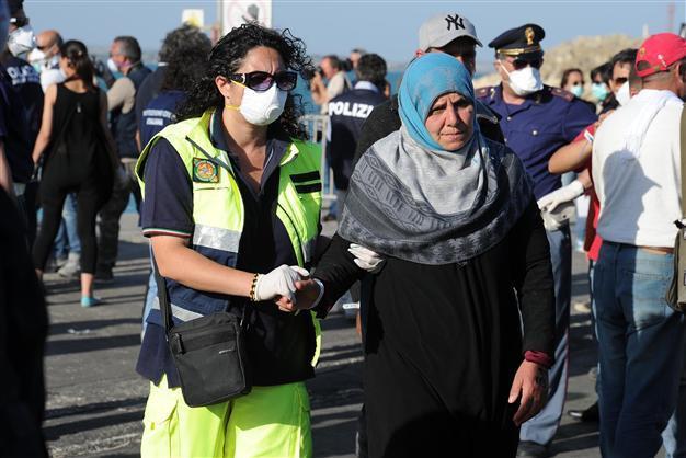 Italy navy rescues 2,600 boat migrants