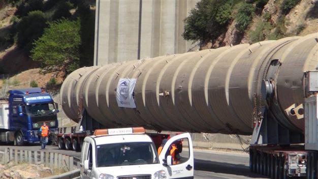 Giant petroleum refining tower on its way through Turkey to Iraq
