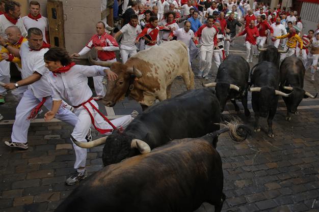 Three hurt, one seriously, in quick Pamplona bull run