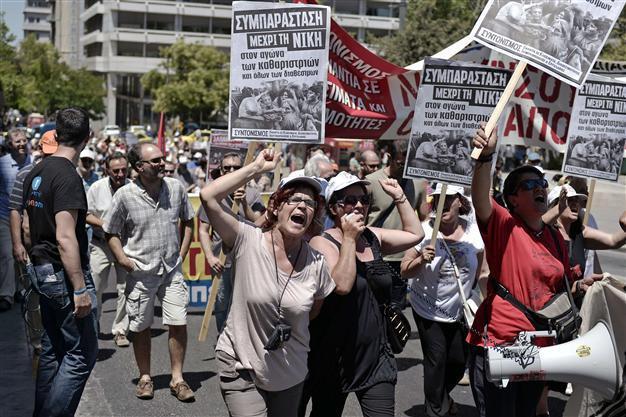 Greek state workers strike against job cuts