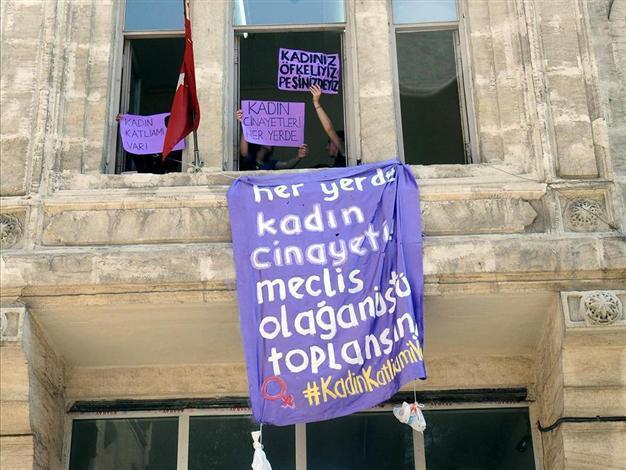 Women’s rights activists occupy Family Ministry building in Istanbul over recent murders