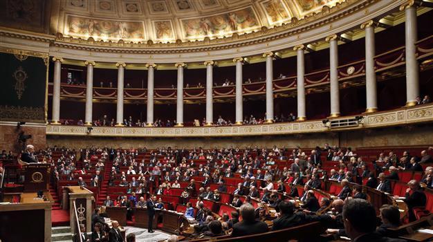 French ministers ordered to hand in mobiles at cabinet meetings