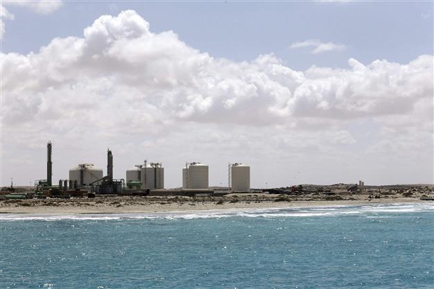 Libya opens way to oil exports from recovered port