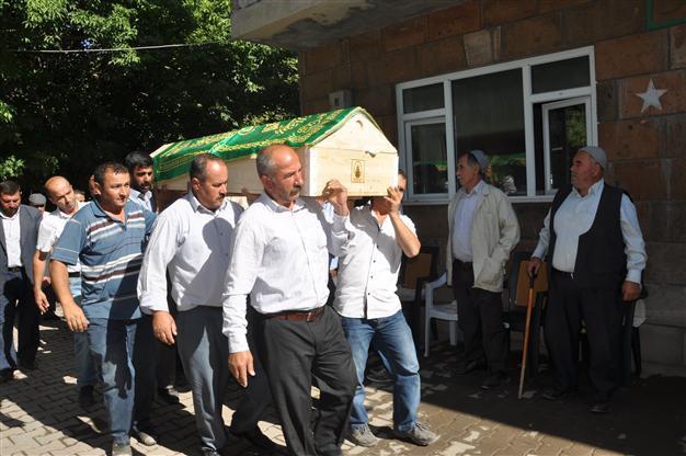 Death of prisoner who pulled Turkish flag down is ‘suspicious’