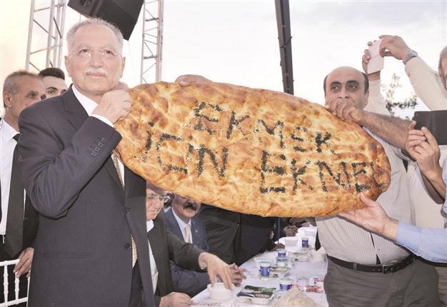 Presidential candidate İhsanoğlu makes rare gesture with symbolic donations to competitors