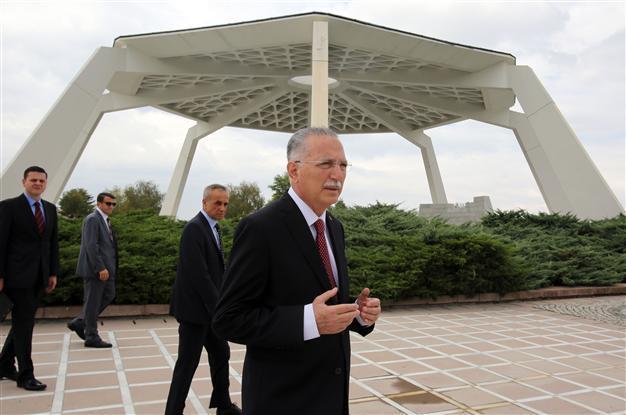 İhsanoğlu slams AKP’s foreign policy, urges silent diplomacy to get results