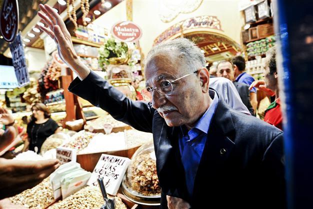 Presidential hopeful İhsanoğlu visits historic Spice Bazaar
