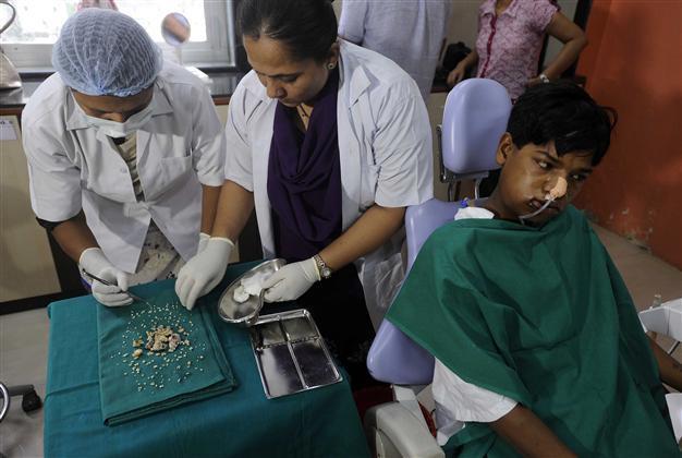 Surgeons remove 232 teeth from Indian teenager