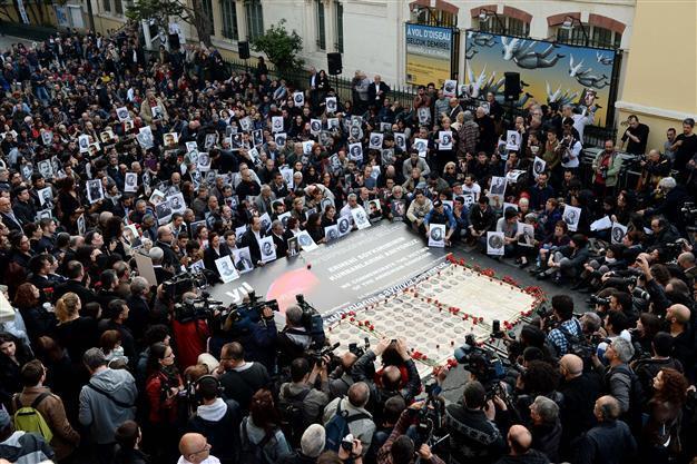 Large crowd including activists and intellectuals commemorate 1915 in Istanbul