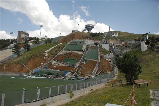 VIDEO: Turkeys new ski jump complex collapses in landslide