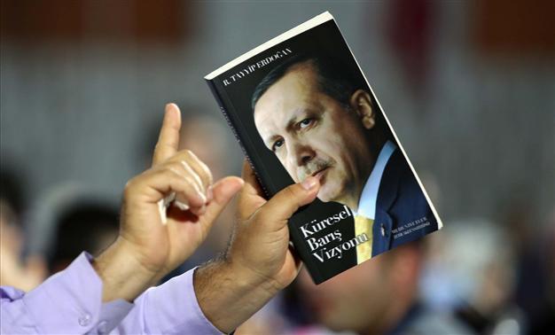 Turkish Jews call on US Jewish group to reconsider demanding return of award to PM