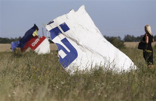 Shelling around MH17 site blocks international police