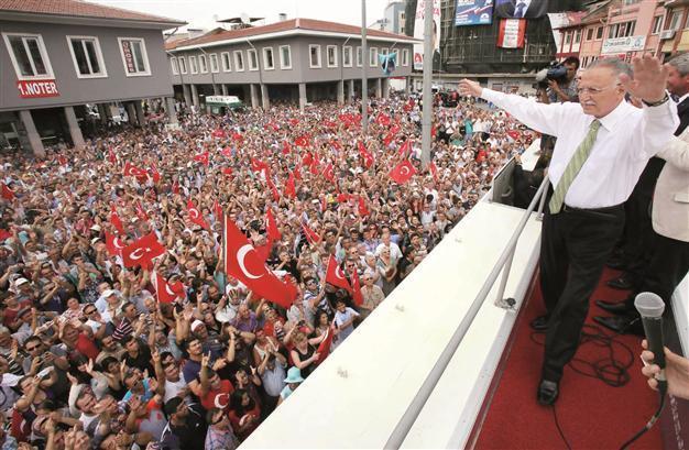 İhsanoğlu to PM Erdoğan: It’s not me who received medal from Israeli lobby