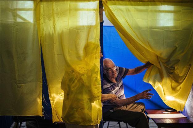 Ukraine holds key vote shunned by rebel-held east