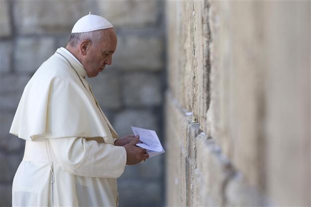 Pope visits Muslim, Jewish sites on last day in Mideast