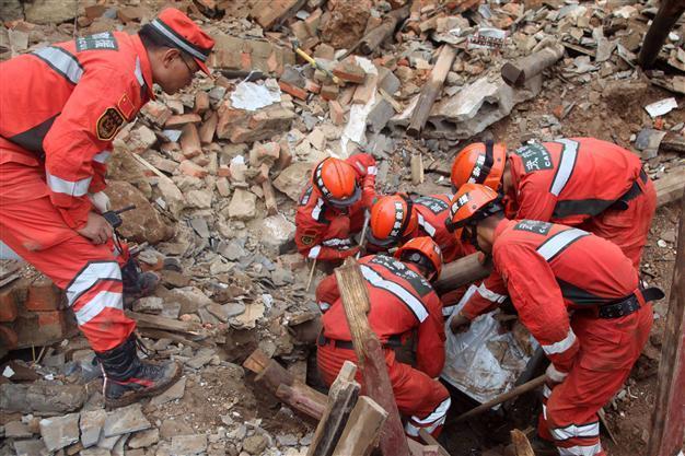 Rescuers race to find survivors after 400 die in China quake
