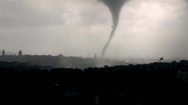 VIDEO: Tornado hits central Istanbul