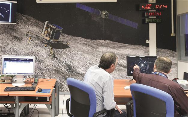 Comet-chaser nears prey after crossing kilometers